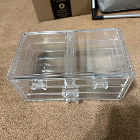 Clear storage containers used for make up - Picture 6 of 8